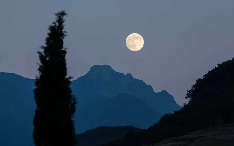 Capturing moon with Landscape Elements